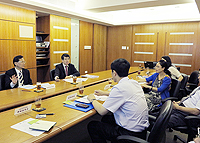 北京航空航天大學代表團與財務處陳鎮榮處長(左一)會晤